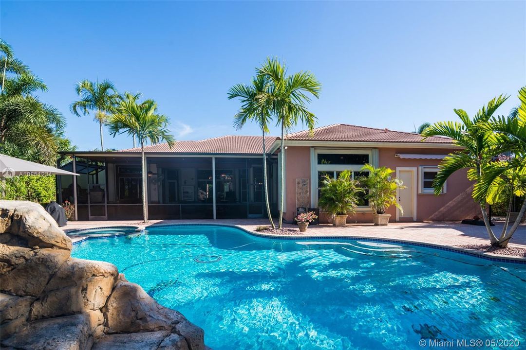 Vendido Recientemente: $1,025,000 (5 camas, 3 baños, 4155 Pies cuadrados)