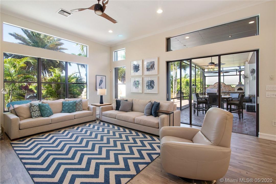 Vendido Recientemente: $1,025,000 (5 camas, 3 baños, 4155 Pies cuadrados)