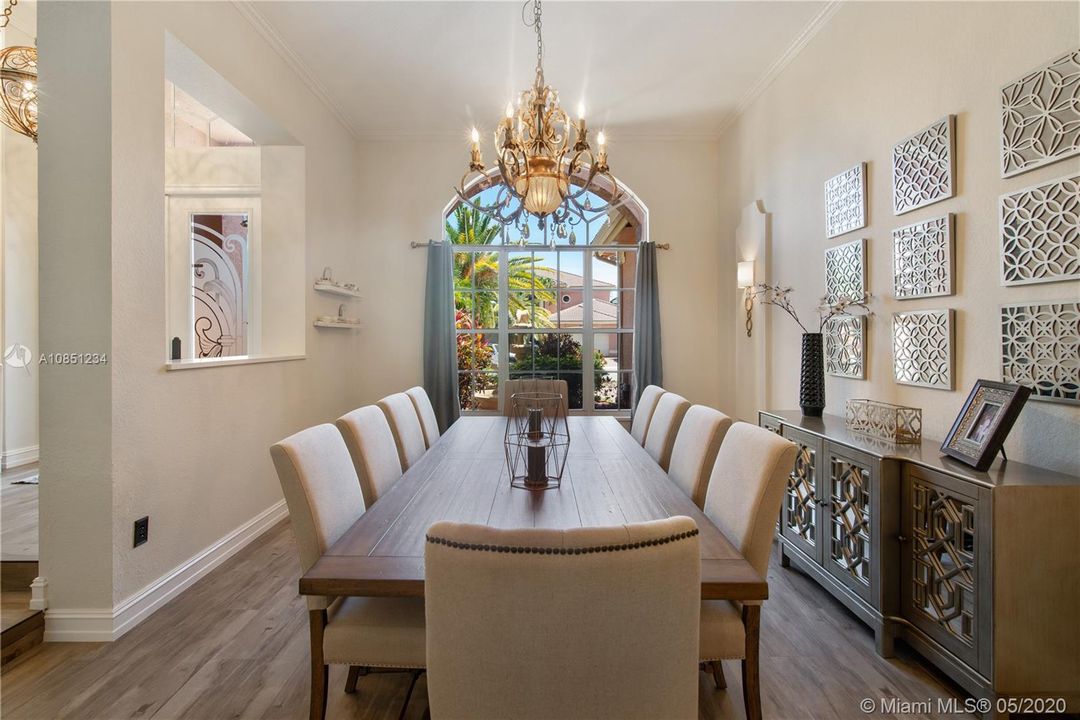Vendido Recientemente: $1,025,000 (5 camas, 3 baños, 4155 Pies cuadrados)
