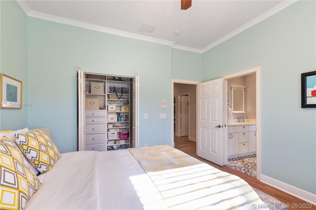 Vendido Recientemente: $1,025,000 (5 camas, 3 baños, 4155 Pies cuadrados)
