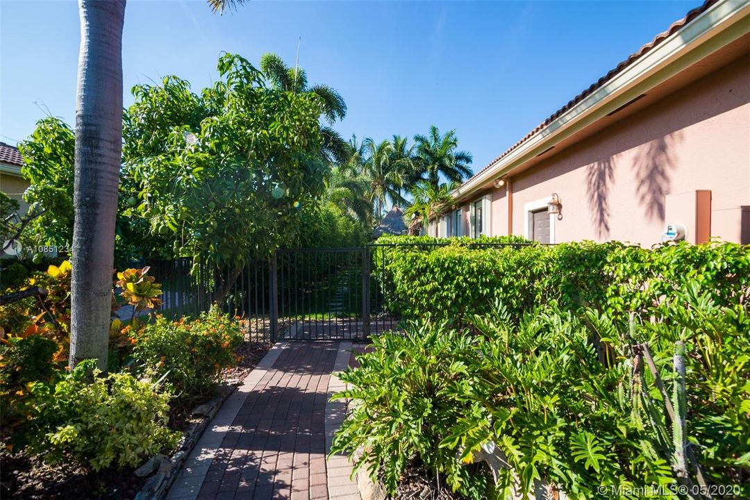 Vendido Recientemente: $1,025,000 (5 camas, 3 baños, 4155 Pies cuadrados)