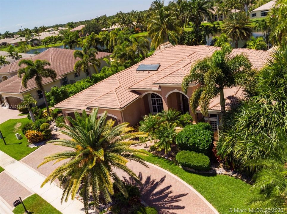 Vendido Recientemente: $1,025,000 (5 camas, 3 baños, 4155 Pies cuadrados)