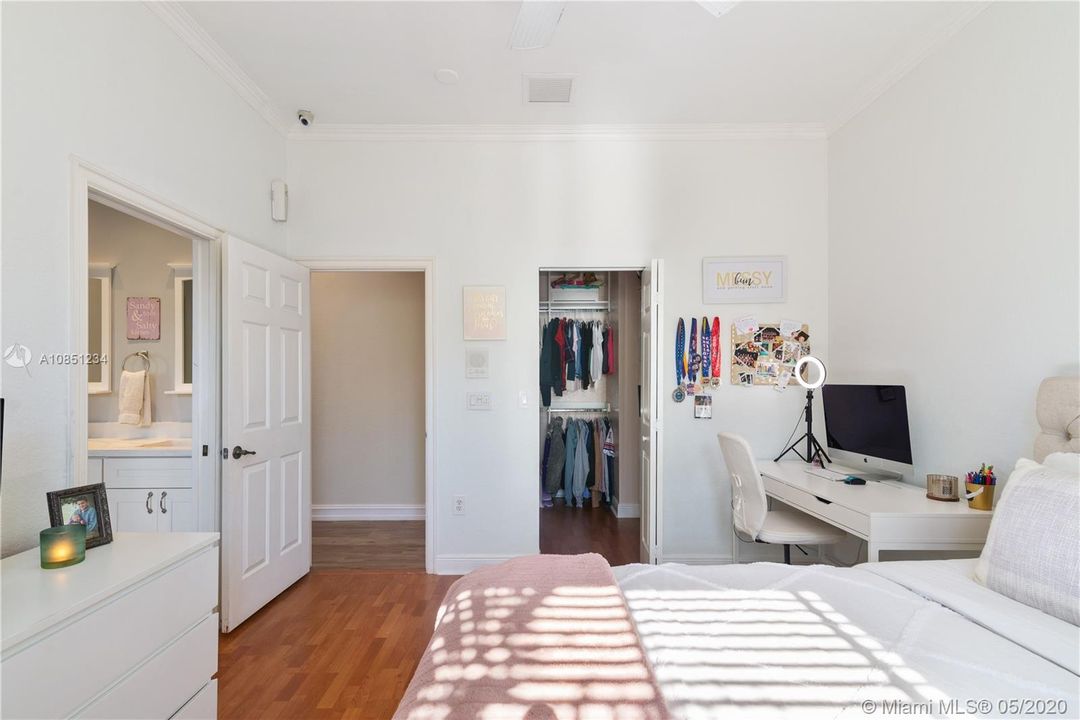 Vendido Recientemente: $1,025,000 (5 camas, 3 baños, 4155 Pies cuadrados)