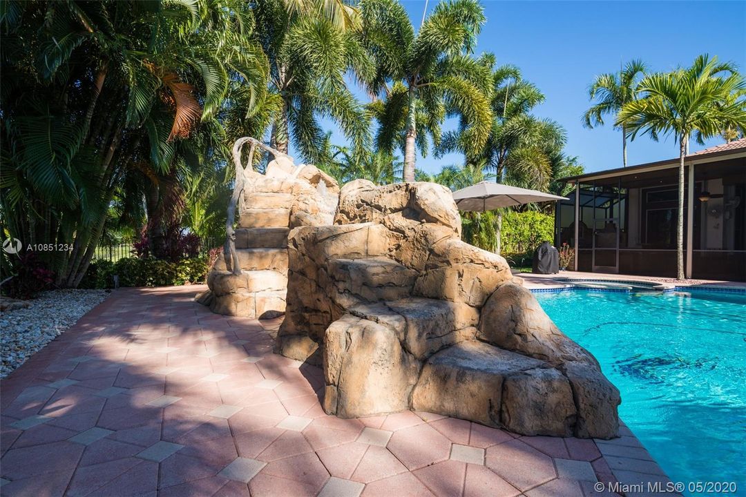 Vendido Recientemente: $1,025,000 (5 camas, 3 baños, 4155 Pies cuadrados)