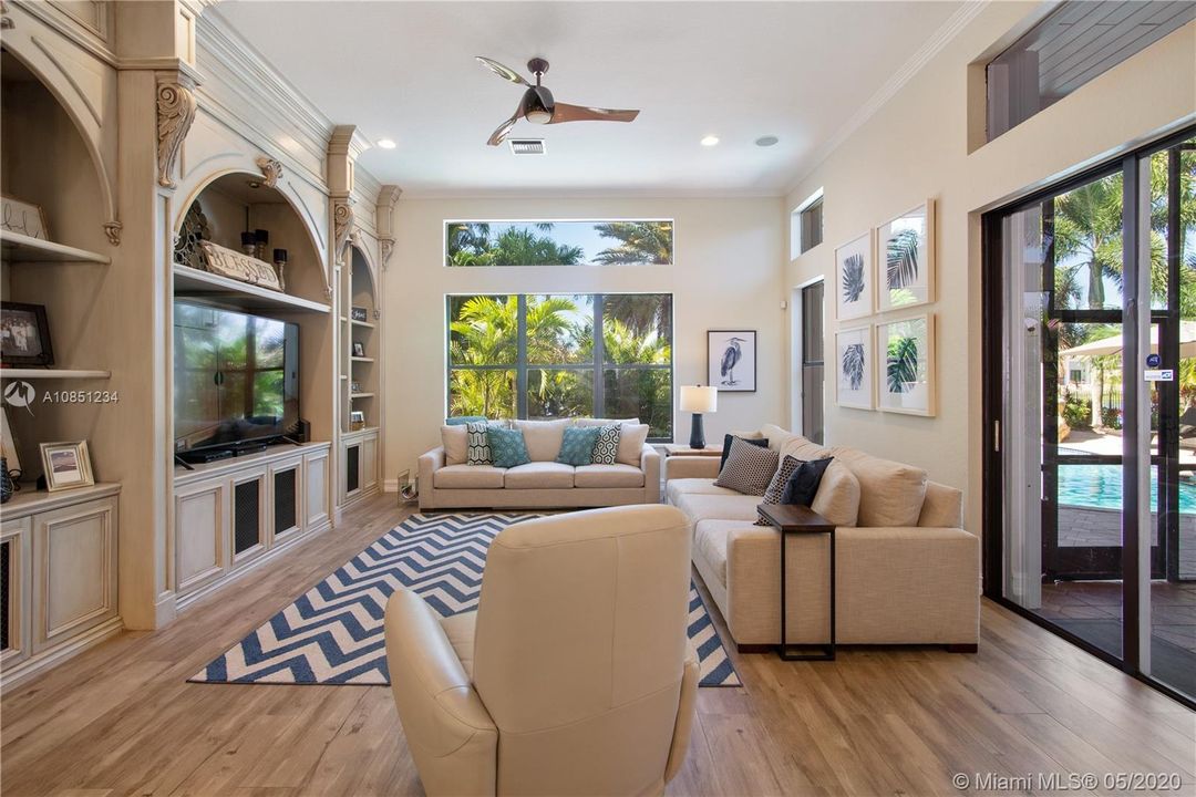 Vendido Recientemente: $1,025,000 (5 camas, 3 baños, 4155 Pies cuadrados)