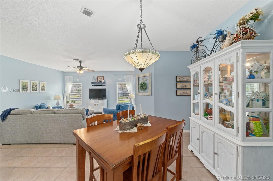 Vendido Recientemente: $399,999 (4 camas, 2 baños, 2497 Pies cuadrados)