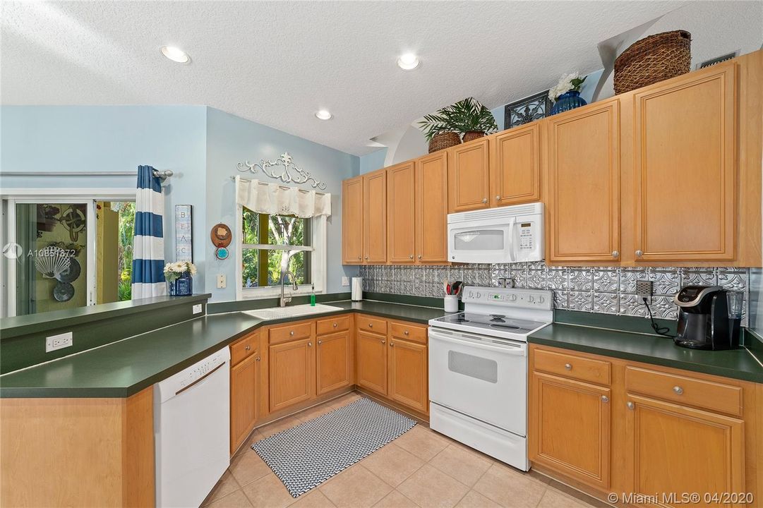 Vendido Recientemente: $399,999 (4 camas, 2 baños, 2497 Pies cuadrados)