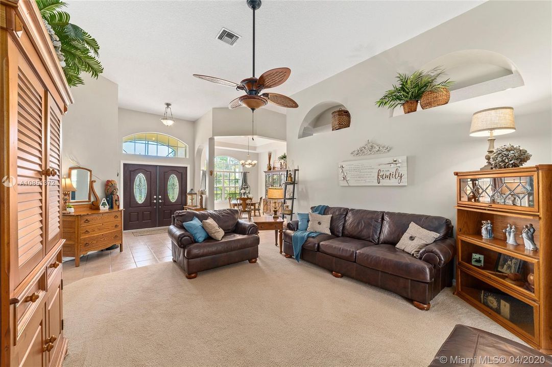 Vendido Recientemente: $399,999 (4 camas, 2 baños, 2497 Pies cuadrados)