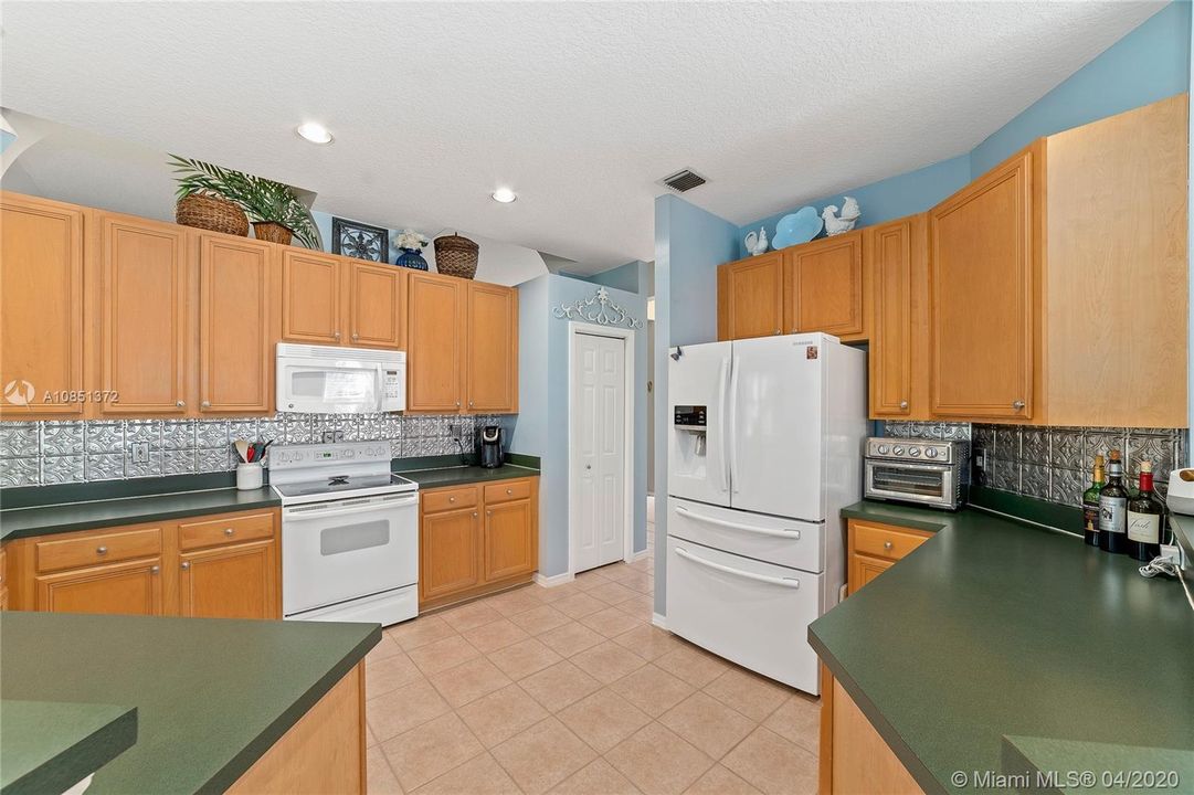 Vendido Recientemente: $399,999 (4 camas, 2 baños, 2497 Pies cuadrados)