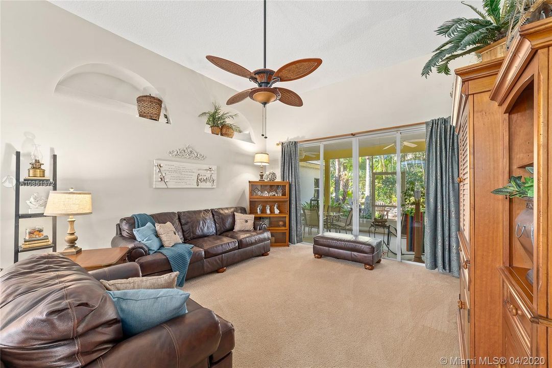 Vendido Recientemente: $399,999 (4 camas, 2 baños, 2497 Pies cuadrados)