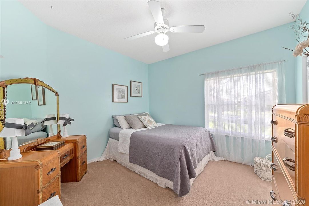 Vendido Recientemente: $399,999 (4 camas, 2 baños, 2497 Pies cuadrados)