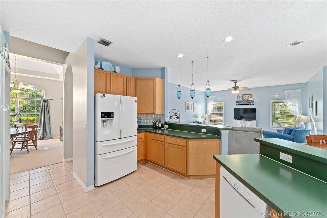 Vendido Recientemente: $399,999 (4 camas, 2 baños, 2497 Pies cuadrados)