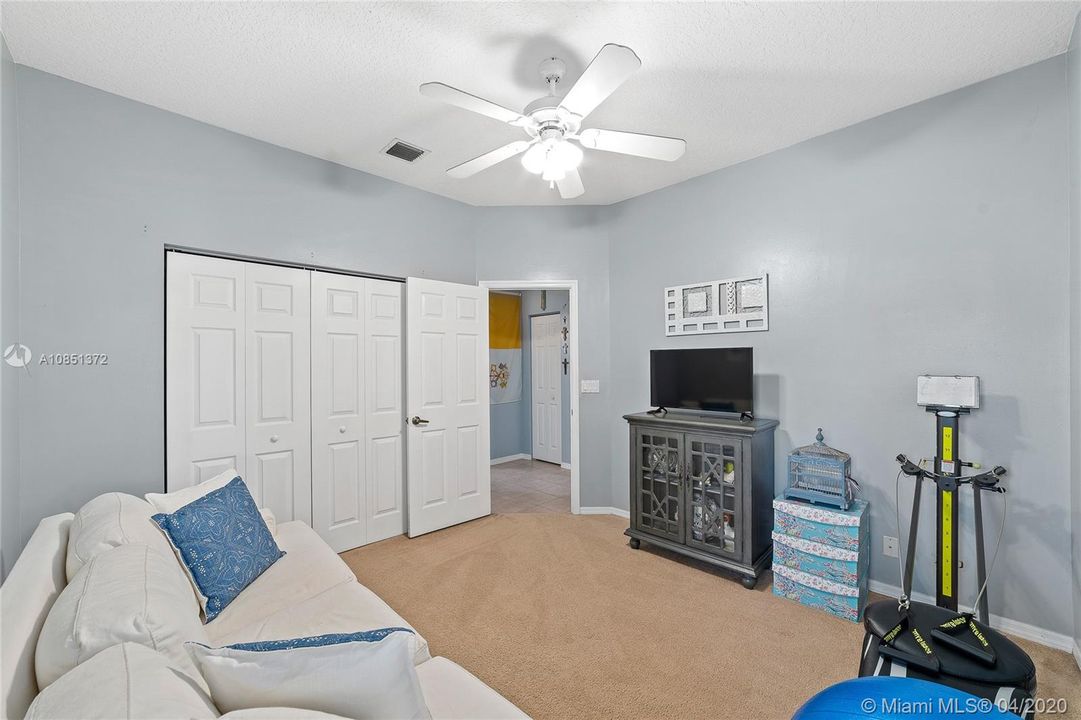 Vendido Recientemente: $399,999 (4 camas, 2 baños, 2497 Pies cuadrados)