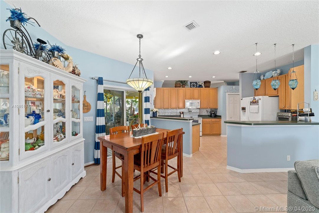 Vendido Recientemente: $399,999 (4 camas, 2 baños, 2497 Pies cuadrados)