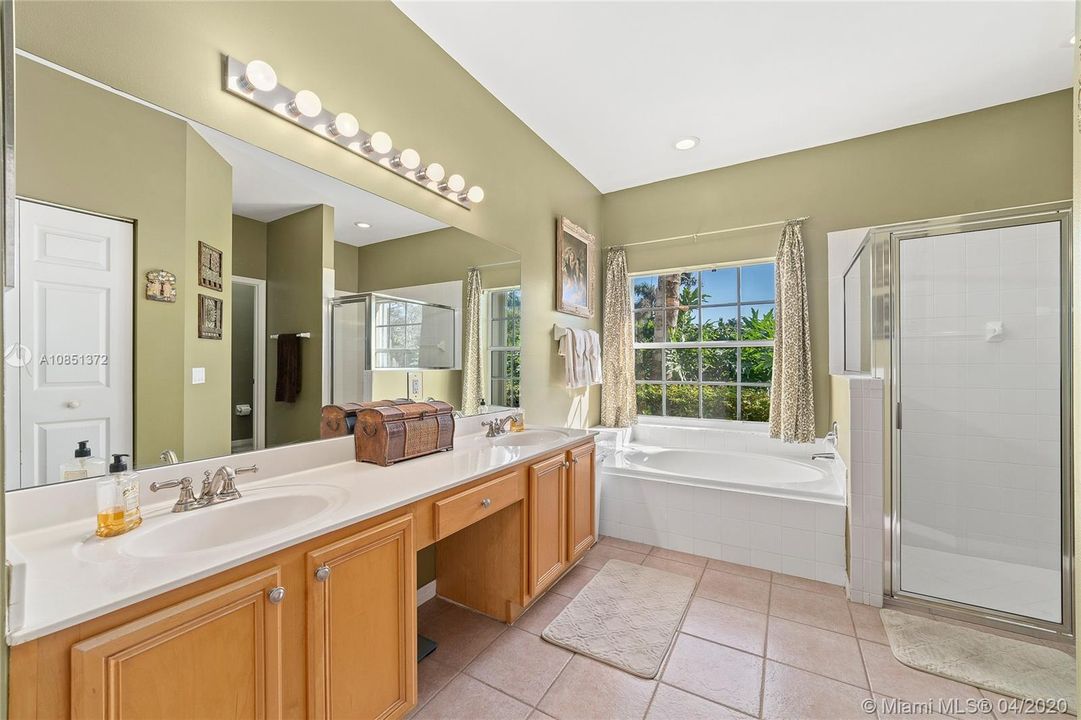 Vendido Recientemente: $399,999 (4 camas, 2 baños, 2497 Pies cuadrados)