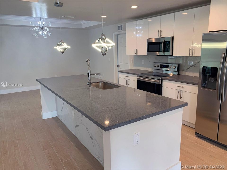 Vendido Recientemente: $279,000 (3 camas, 2 baños, 2185 Pies cuadrados)