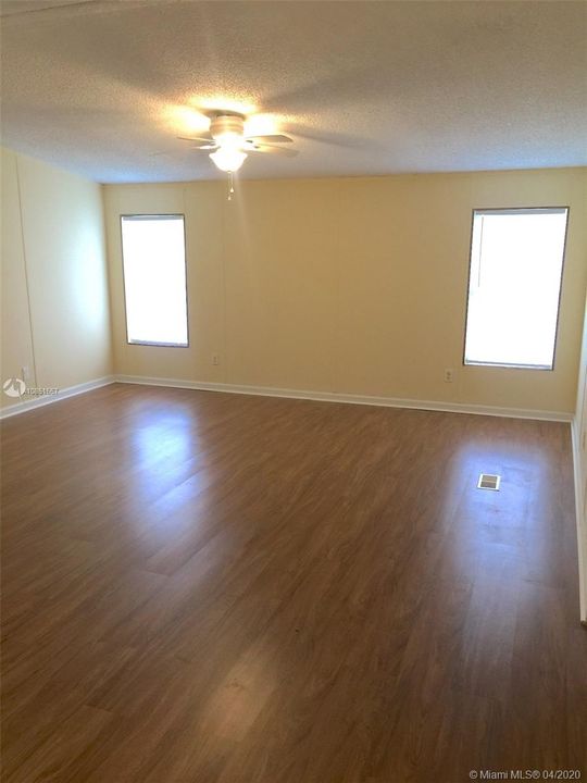 Vendido Recientemente: $119,900 (3 camas, 2 baños, 1242 Pies cuadrados)