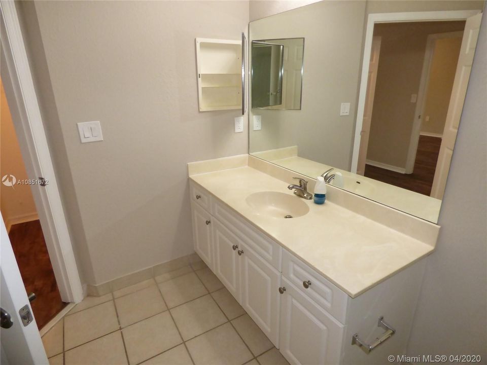 Vendido Recientemente: $180,000 (2 camas, 2 baños, 1177 Pies cuadrados)