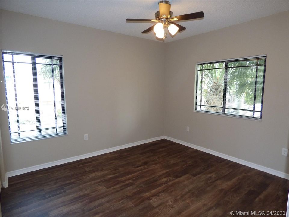 Vendido Recientemente: $180,000 (2 camas, 2 baños, 1177 Pies cuadrados)