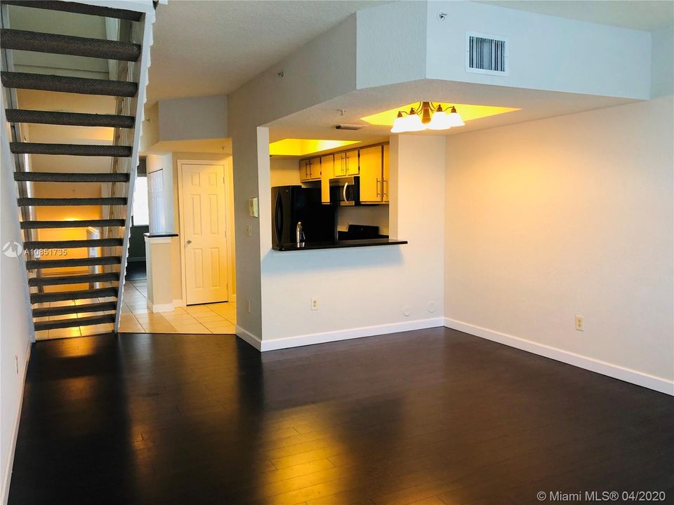 Recently Rented: $1,700 (3 beds, 3 baths, 1285 Square Feet)