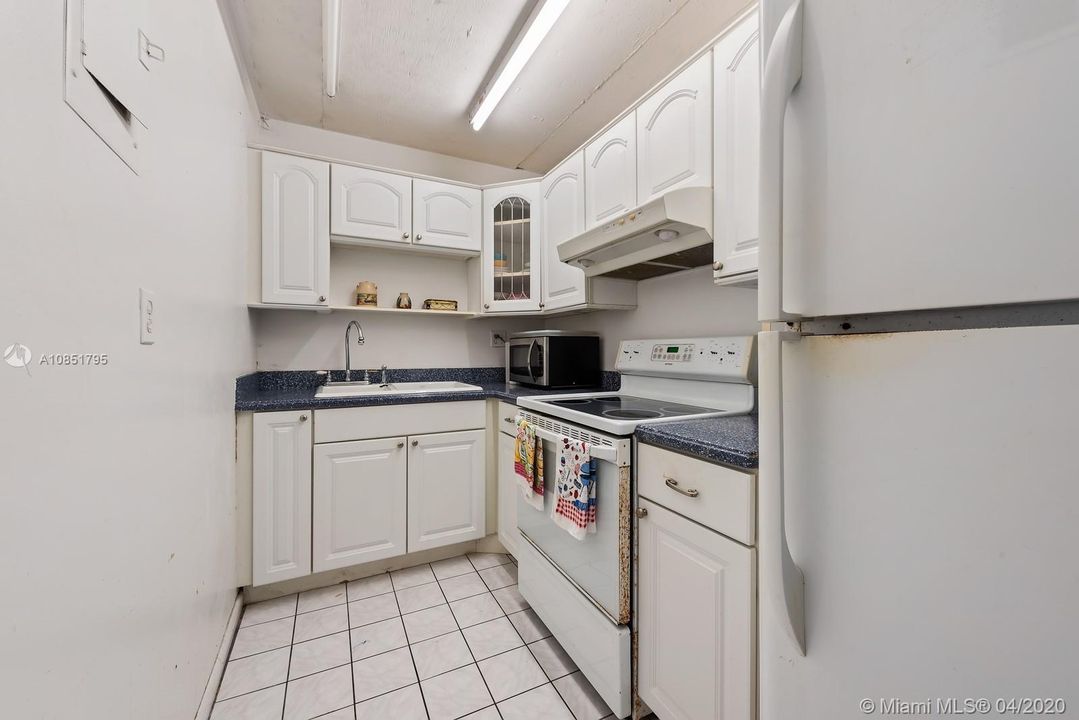 最近售出: $99,500 (1 贝兹, 1 浴室, 690 平方英尺)