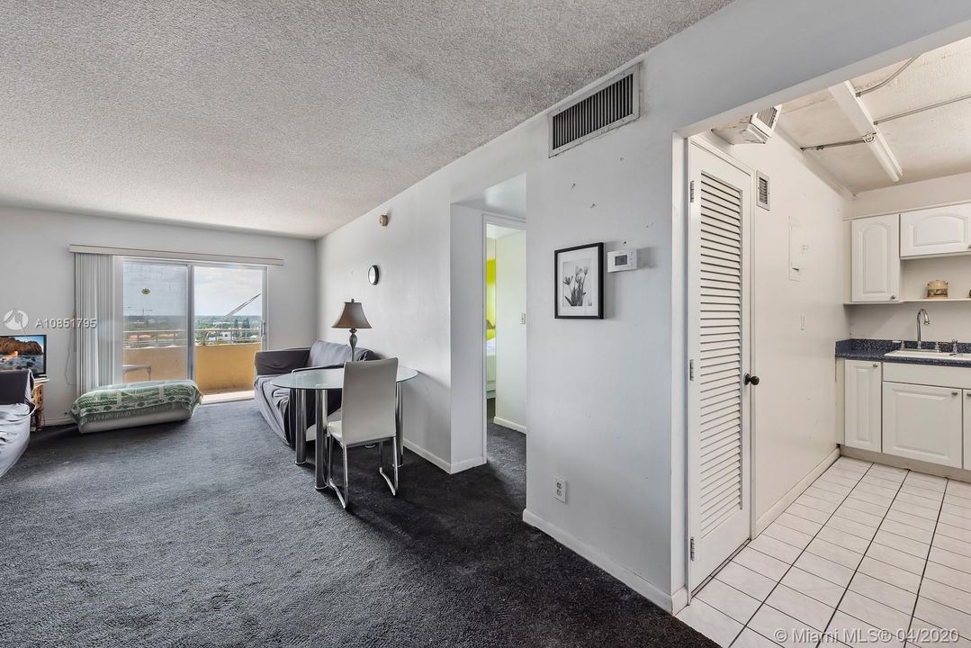 最近售出: $99,500 (1 贝兹, 1 浴室, 690 平方英尺)