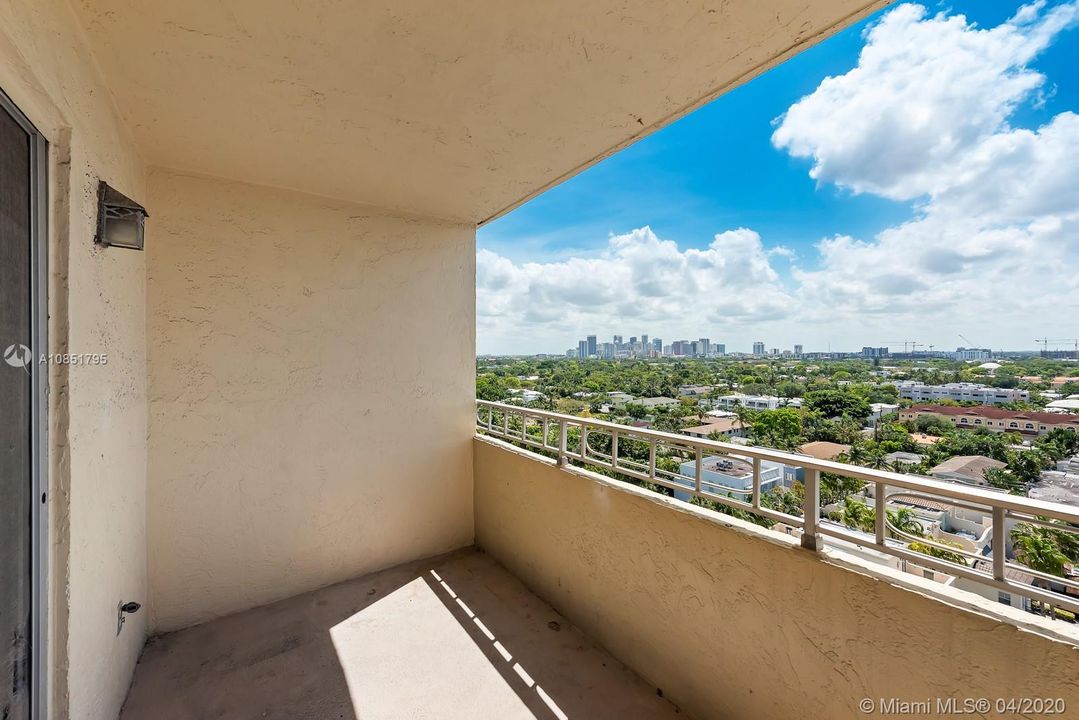 最近售出: $99,500 (1 贝兹, 1 浴室, 690 平方英尺)