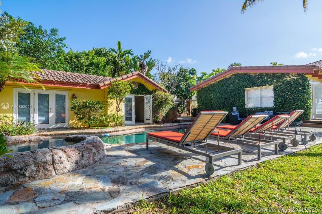 Recientemente alquilado: $25,000 (4 camas, 3 baños, 3019 Pies cuadrados)