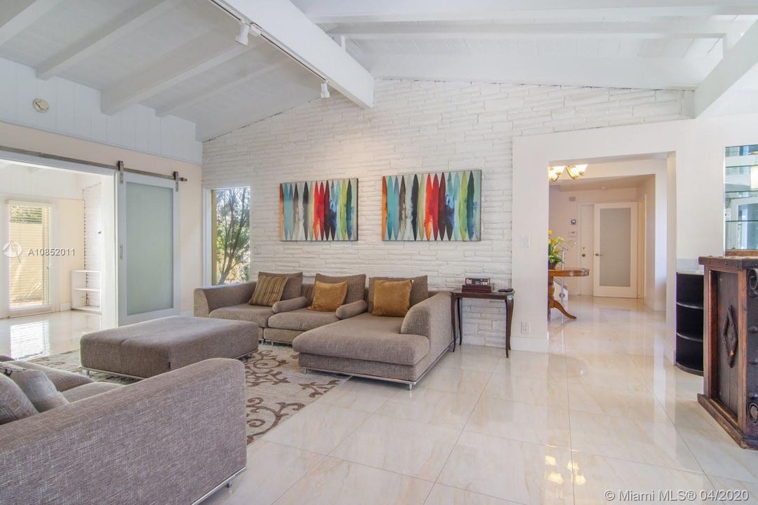 Recientemente alquilado: $25,000 (4 camas, 3 baños, 3019 Pies cuadrados)