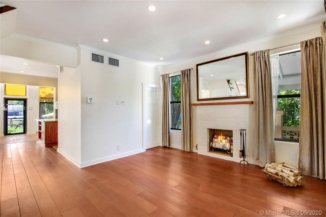 Vendido Recientemente: $1,600,000 (4 camas, 3 baños, 1866 Pies cuadrados)