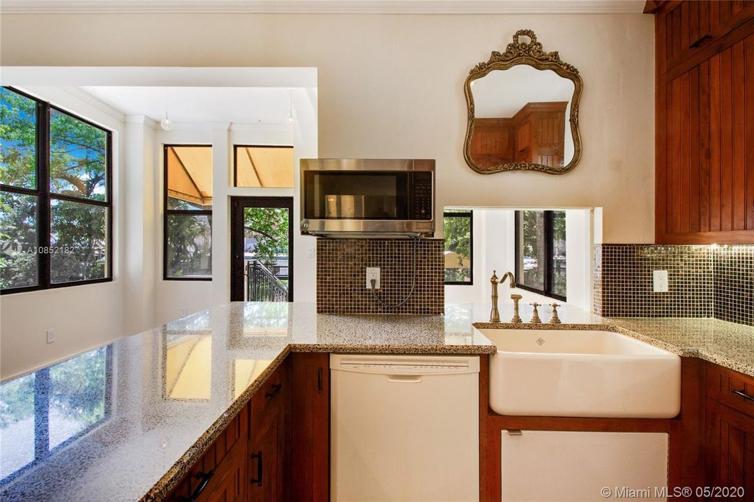 Vendido Recientemente: $1,600,000 (4 camas, 3 baños, 1866 Pies cuadrados)
