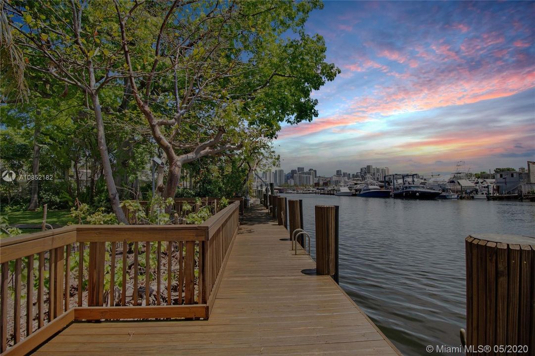Vendido Recientemente: $1,600,000 (4 camas, 3 baños, 1866 Pies cuadrados)