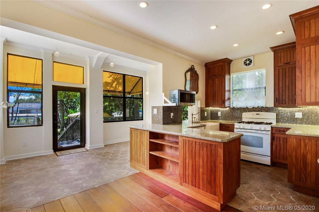 Vendido Recientemente: $1,600,000 (4 camas, 3 baños, 1866 Pies cuadrados)