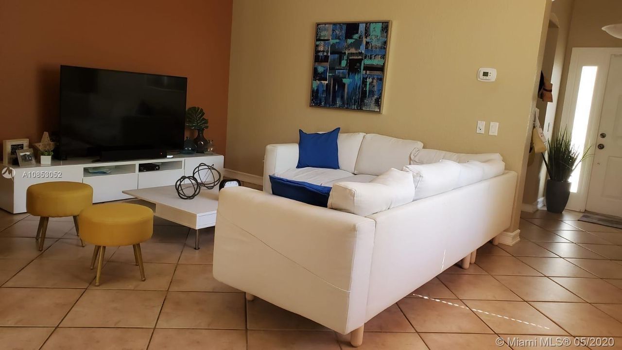 Recientemente alquilado: $2,600 (3 camas, 2 baños, 1434 Pies cuadrados)