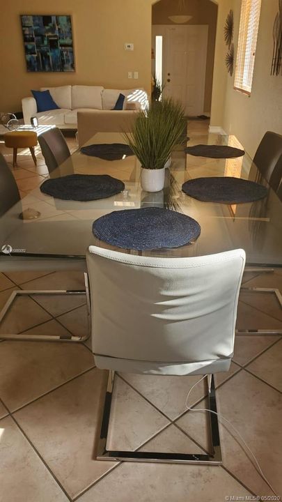Recientemente alquilado: $2,600 (3 camas, 2 baños, 1434 Pies cuadrados)