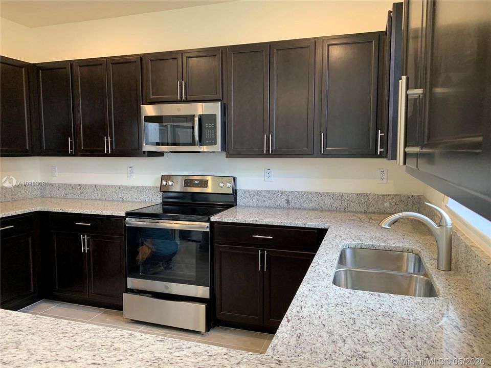 Recently Rented: $2,800 (4 beds, 3 baths, 2462 Square Feet)