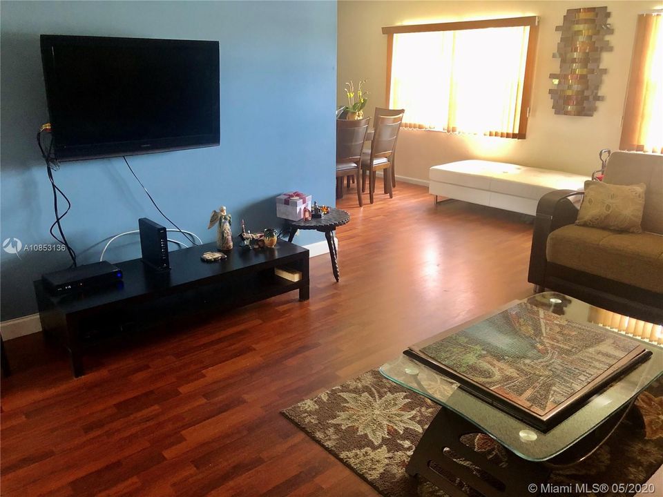 Недавно продано: $120,000 (2 спален, 2 ванн, 1166 Квадратных фут)