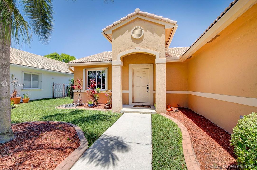 Recently Sold: $425,000 (3 beds, 2 baths, 1621 Square Feet)