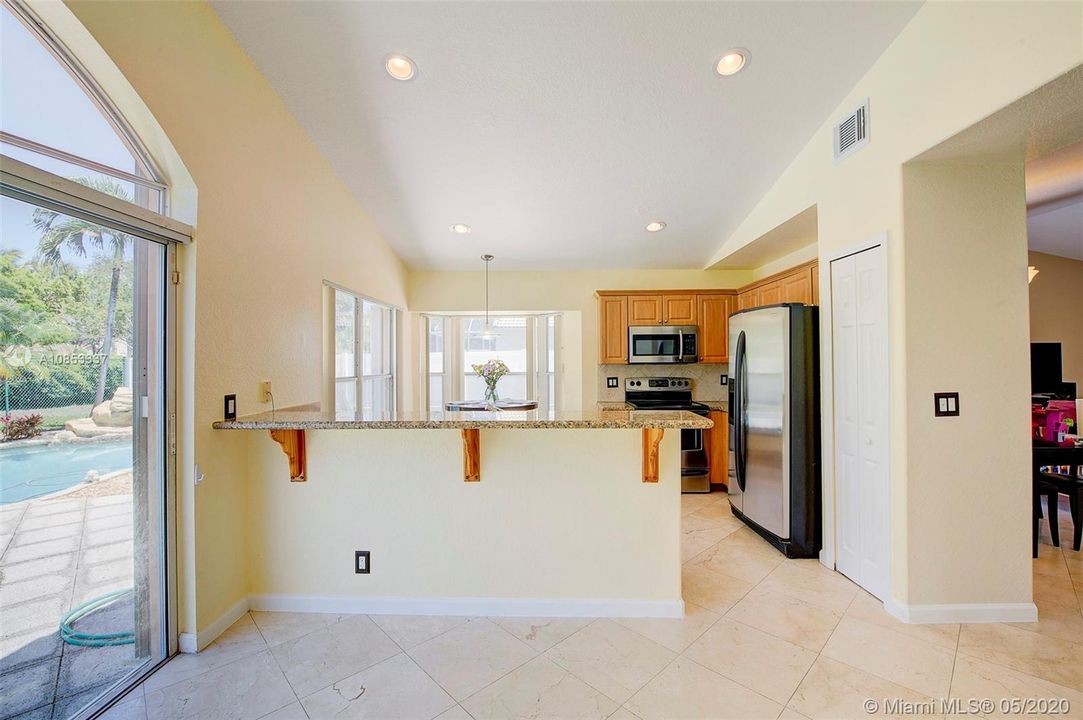 Recently Sold: $425,000 (3 beds, 2 baths, 1621 Square Feet)