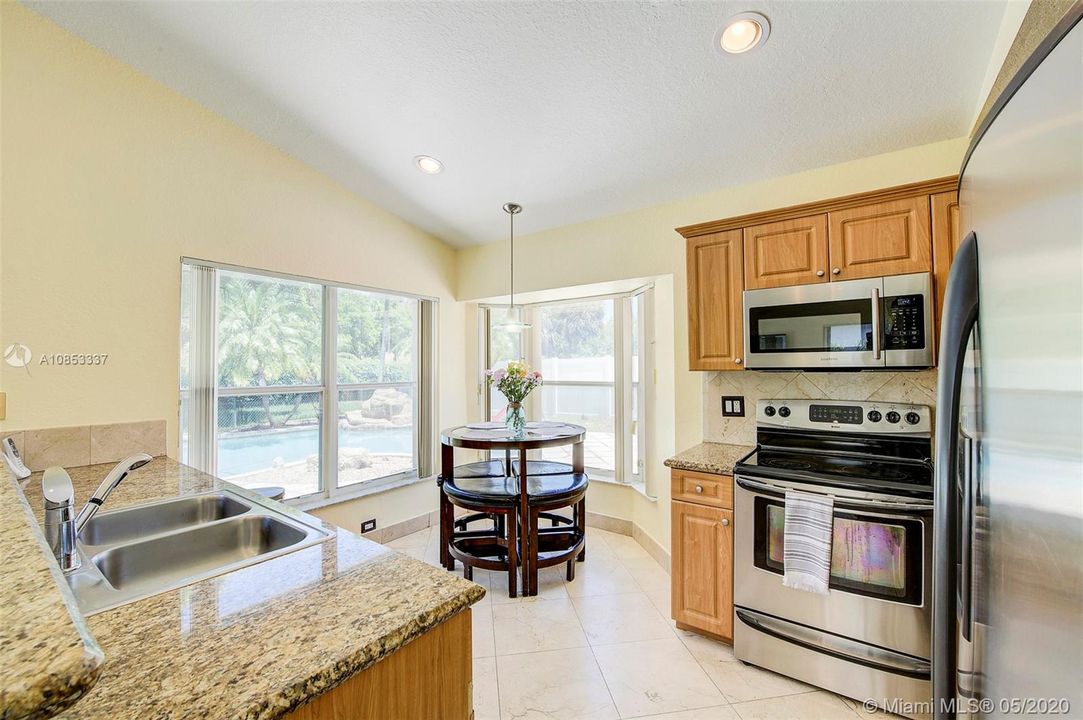 Recently Sold: $425,000 (3 beds, 2 baths, 1621 Square Feet)