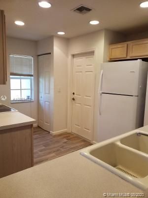 Recently Rented: $1,400 (2 beds, 2 baths, 1194 Square Feet)