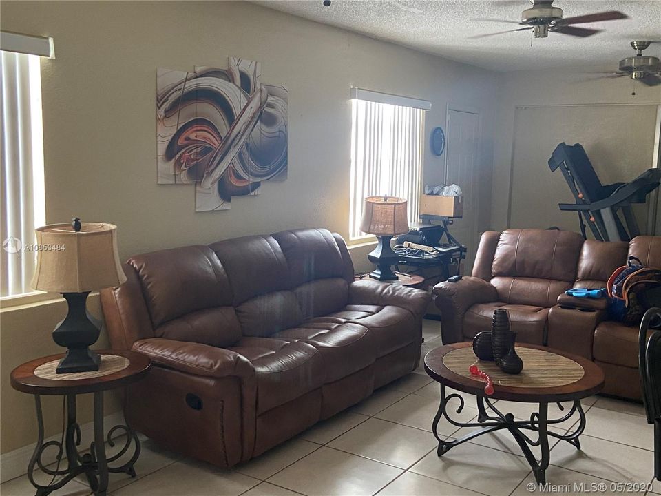 Vendido Recientemente: $280,000 (3 camas, 2 baños, 1815 Pies cuadrados)