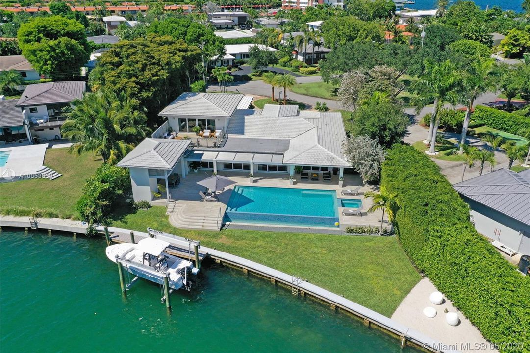 Recently Sold: $3,500,000 (4 beds, 4 baths, 3980 Square Feet)