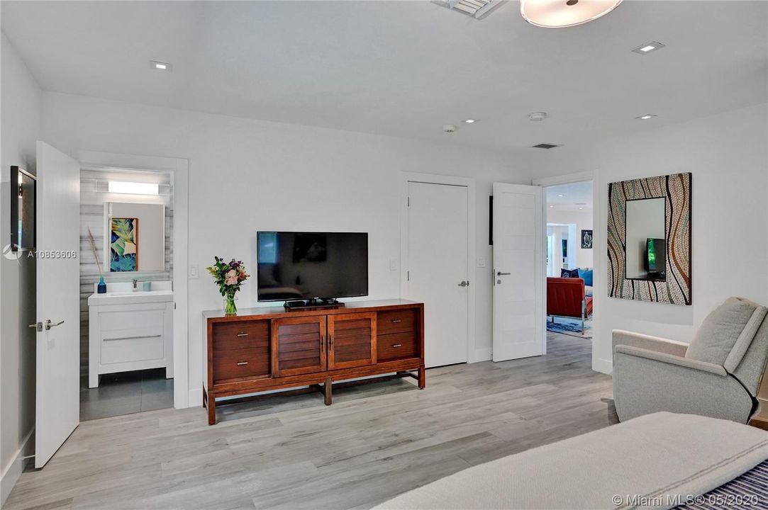 Recently Sold: $3,500,000 (4 beds, 4 baths, 3980 Square Feet)