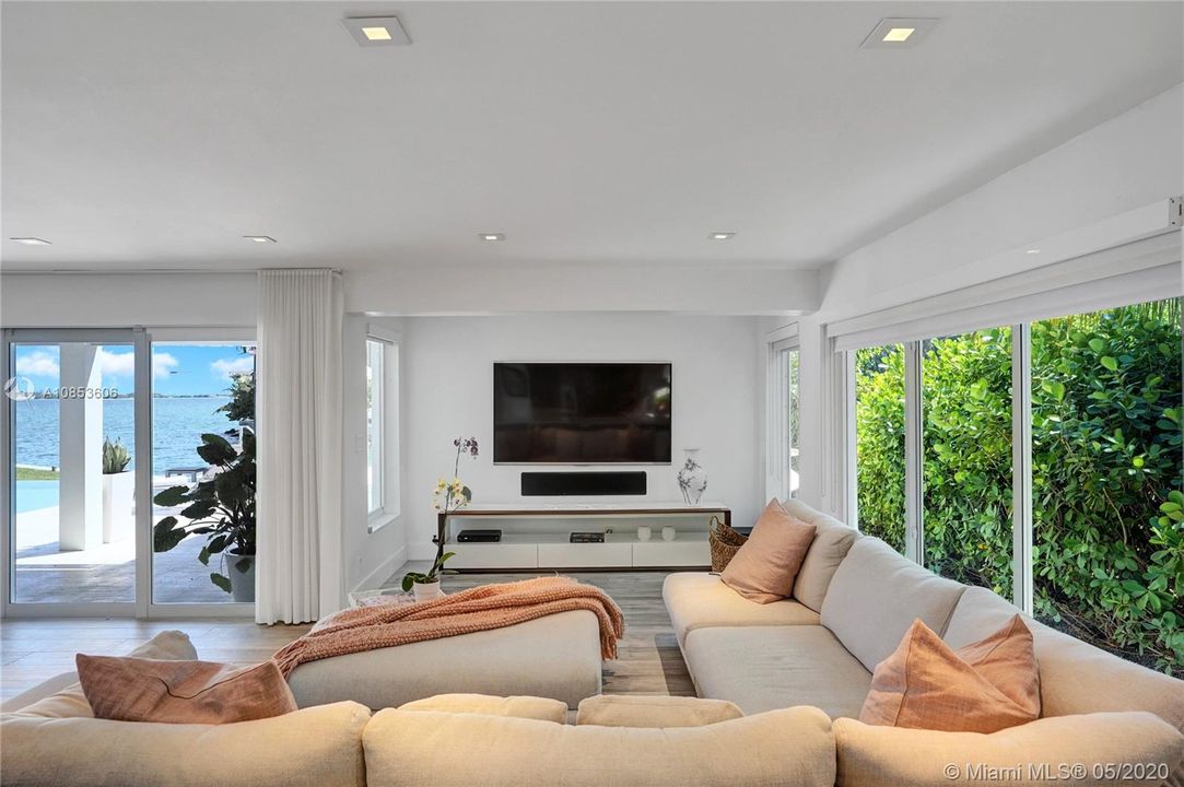 Recently Sold: $3,500,000 (4 beds, 4 baths, 3980 Square Feet)