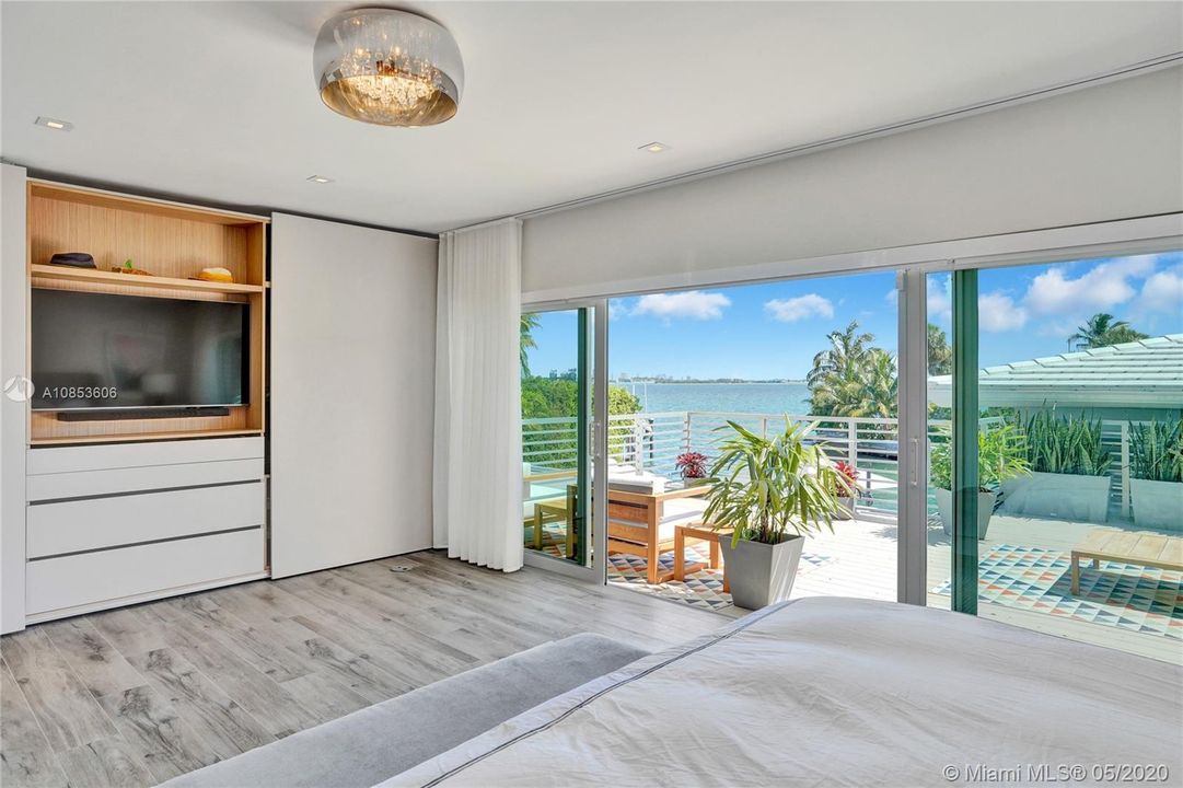 Recently Sold: $3,500,000 (4 beds, 4 baths, 3980 Square Feet)