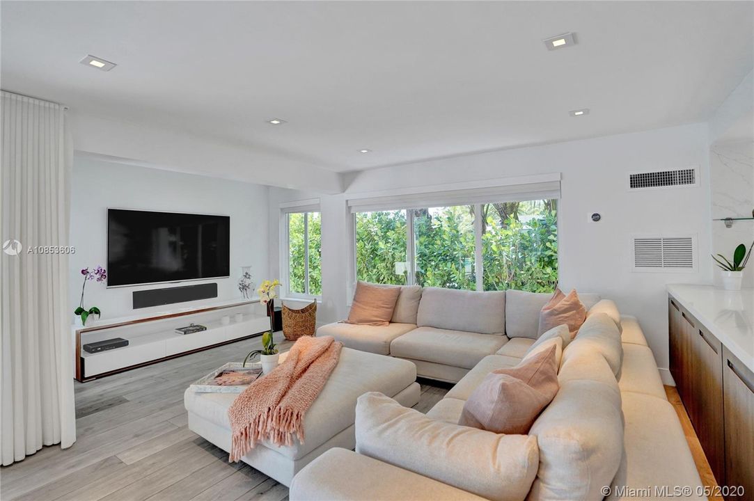 Recently Sold: $3,500,000 (4 beds, 4 baths, 3980 Square Feet)