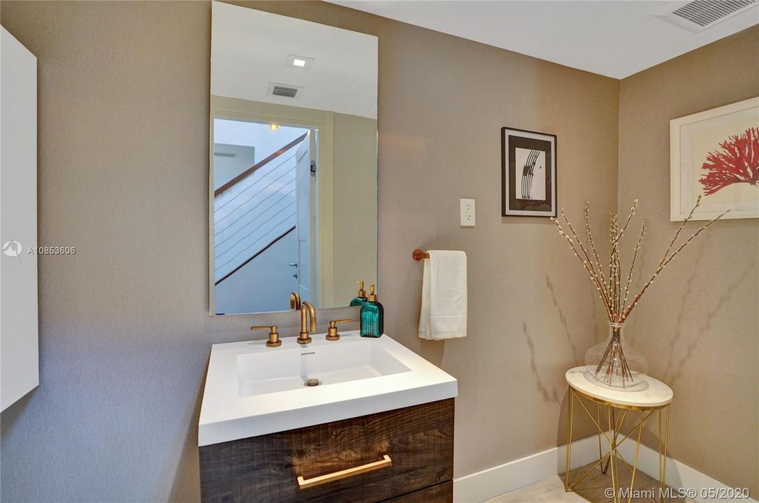 Recently Sold: $3,500,000 (4 beds, 4 baths, 3980 Square Feet)