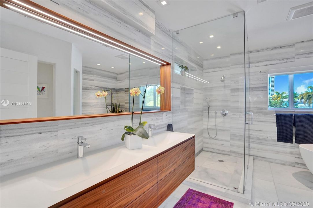 Recently Sold: $3,500,000 (4 beds, 4 baths, 3980 Square Feet)