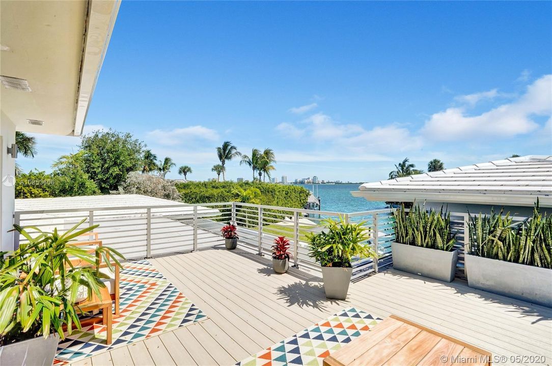 Recently Sold: $3,500,000 (4 beds, 4 baths, 3980 Square Feet)